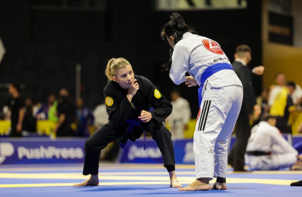 two girl combating BJJ