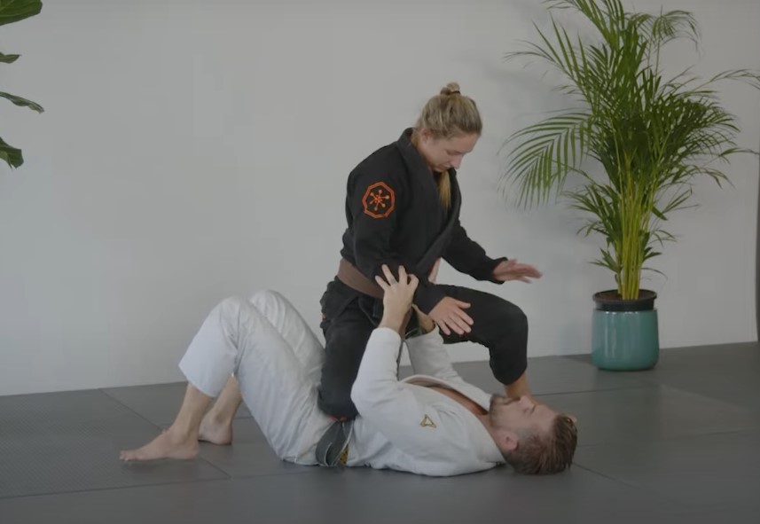 two bjj practitioner trying knee on the belly position